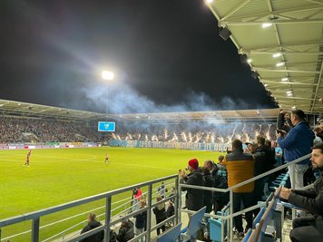 Immer wieder wurden im CFC-Fanblock Feuerwerkskörper gezündet.