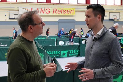 Philipp Taudt (rechts), Vorsitzender des gastgebenden 1. TTV Schwarzenberg, im Gespräch mit Mathias Schwanenberg. Der Fachwart Seniorensport im Sächsischen Tischtennisverband war Gesamtleiter des Turniers im Erzgebirge.