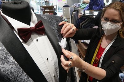 Mit Stil in den Sommer: Verkäuferin Anika Lohse zeigt beim "Fashion Day", wie ein Einstecktuch elegant das Jackett ergänzt. 