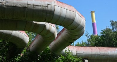 Die große Heiztrasse vom HKW Nord in den Chemnitzer Westen. In Bernsdorf und auf dem Sonnenberg weitet Eins das Leitungsnetz aus. Das Heizwerk für den Süden steht in Altchemnitz. Ein neues für den Westen, das die große Trasse überflüssig machen würde, soll in Siegmar entstehen.