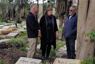 Am Grab von Herbert (Chaim) und Ilana Niklas. Von links: Zohar Niklas, Petra Steps, Amnon Niklas.