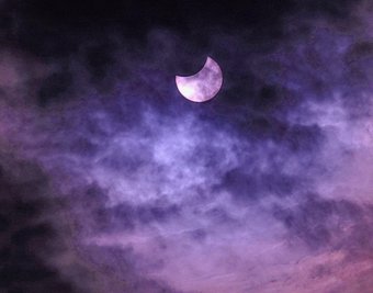 Die Wolken verliehen der Finsternis einen eigenen Reiz. 
