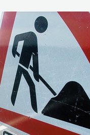 Gestern wurden die Baustellenschilder abgebaut: Zwei Wochen eher als geplant ist die Rotschauer Straße in Mylau wieder befahrbar.
