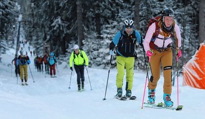 Bergauf, bergab: Mit Helm und Kopflampe haben 89 Starter die Steigfellmetzelei am Fichtelberg in Angriff genommen. In der Szene auf dem Foto führt Lisa Häckel - sie wurde mit 3:30 Stunden Zweite bei den Frauen - das Feld an, die Anstrengung ist ihr anzusehen. 