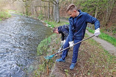 Tim Bräuer (r.) und Ben Borchert versuchen, das Ufer von Wildwuchs zu befreien. 