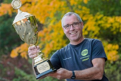 Der Chemnitzer Trainer Bert Dressel mit dem Siegerpokal, den die Maxx-Solar-Lindig-Frauenmannschaft in der Bundesliga erkämpfte.