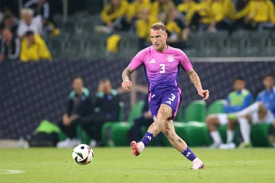 David Raum Hatte beim 1:1 gegen die Schweiz mit seiner Flanke den Ausgleich vorbereitet, als Belohnung durfte er gegen die Dänen von Beginn an ran. Kämpfte und flankte wieder stark. Mit einer traf er Andersens Finger, was zum Elfmeter führte. Nach 80 Minuten durfte er vom Feld. Note: 2,5.