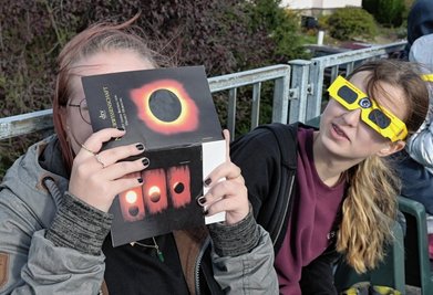In der Sternwarte in Schneeberg konnten Interessierte die partielle Sonnenfinsternis beobachten, im Bild Marie-Christin Wünsche (l.) und Laura Grund aus Bad Schlema. 