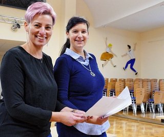 Kathrin Ardelt (links) und Carina Schädlich vom Grünhainichener Standesamt gehören zu den Organisatorinnen der Hochzeitsmesse. Mit Lisa Lehnert haben sie ein großes Programm auf die Beine gestellt. 