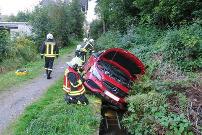 Der Mercedesfahrer fährt in den Bachgraben. 
