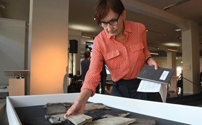 Ines Bruhn hat die Ausstellung der australischen Künstlerin Therese Kheog im Archäologiemuseum kuratiert - Corona-bedingt ohne unmittelbaren persönlichen Kontakt zur Künstlerin. Das war auch für sie eine Premiere. 