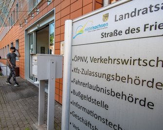Lange Wartezeiten für Bürger an der Fahrerlaubnisbehörde in Döbeln sorgten im Vorjahr für Kritik. Nun wird für ältere Leute, die ihren Führerschein tauschen sollen, die Zeit knapp. Und auch dem Landratsamt ist klar, dass nicht alle betroffenen Führerscheine bis Fristende umgetauscht werden können. 