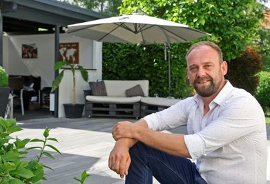 Daheim und in seinem Garten tankt Erik Schöniger Kraft. Deshalb sind dies seine Lieblingsorte in Lichtenstein. Sollte er die Bürgermeisterwahl gewinnen, bleibt ihm dafür vermutlich weniger Zeit als bisher.