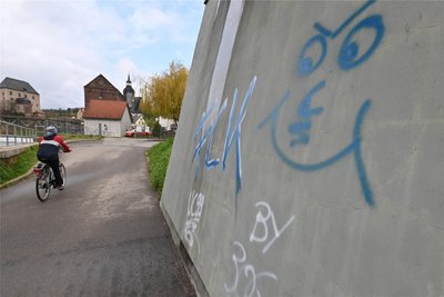 Schmierereien sind in Rochlitz – wie hier am Schaukelsteg – allgegenwärtig und ein Ärgernis. Meist bleiben die Geschädigten auf den Kosten sitzen. Denn Täter werden nur selten ermittelt.