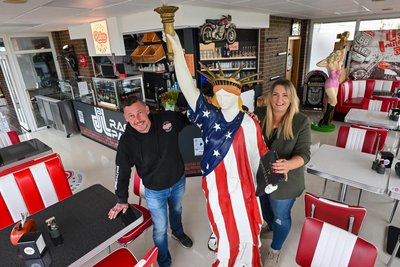 Oliver und Cynthia Jentsch setzen auf amerikanisches Flair in ihrem neuen Imbiss am Gewerbegebiet in Diethensdorf. Am Wochenende laden sie erstmals zum Flohmarkt nicht nur für Biker ein.