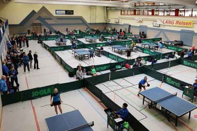 Volles Programm bei voller Halle zum Mammutturnier: Rund 200 Tischtennisspieler traten in Schwarzenberg an zwei Tagen an 18 Tischen gegeneinander an.