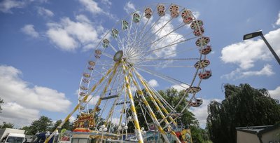 Das Riesenrad vor dem Eingang zum Tierpark auf dem Stadtparkfest in Limbach-Oberfrohna.