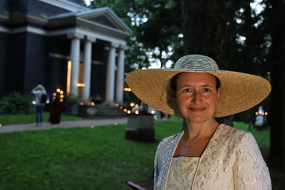 Alexandra Thümmler ist die Vorsitzende des Geschichtsvereins Waldenburg. Bei der Parkführung schlüpft sie in die Rolle der Madame Caspari.