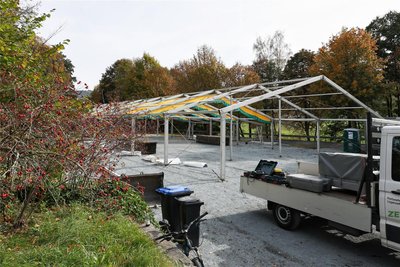 Das Kirwezelt wurde am Mittwoch wieder am Ortseingang aufgebaut. Von Freitag bis Sonntag ist drei Tage abends Party.