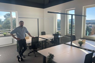 Manager Vincent Süß zeigt die Büros im „Regus“-Center. Sie haben verschiedene Größen und ein bis acht Arbeitsplätze.