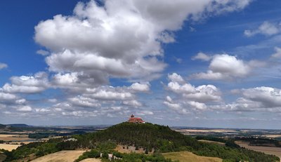 Trotz vieler Wolken lädt das Wetter am Wochenende zu einem Ausflug ein. Der Deutsche Wetterdienst rechnet damit, dass es weitgehend trocken bleibt. (Symbolbild)