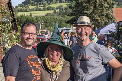 Andy Roscher, Humpelhexe Anke Meyer und Oli Schwipper (v. l.) auf dem Humpelfest.