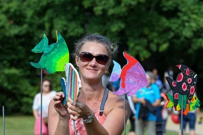 Franziska Paternoga von der Bastelecke schuf einen kleinen Skulpturenpark entlang der Rabatten.
