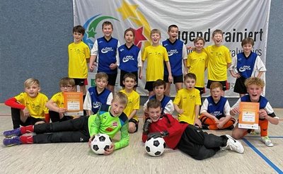 Da strahlt jeder Einzelne: Für die Grundschüler aus Lengenfeld (in Gelb) und Dorfstadt (Blau) geht es zum Regionalfinale nach Mosel.