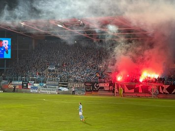 Immer wieder wurden im CFC-Fanblock Feuerwerkskörper gezündet.