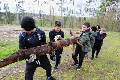 Teamwork ist notwendig, will man schwere Stämme aus dem Weg räumen. 