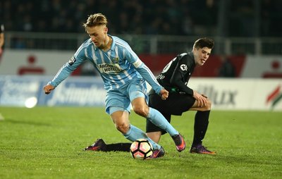 Der Chemnitzer Björn Jopek behauptet in dieser Szene gegen Tobias Warschewski den Ball.