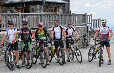 Die sechs Pedalritter aus dem Erzgebirge, hier während ihrer Station am Fichtelberghaus: Steffen Tschirch, Christian Stecher, Gerd Kaden, Guntram Liebig, Christoph Myrczek, Heinz Riedel (v.l.n.r.). 