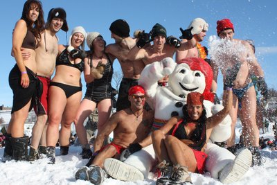 Kalt? Quatsch! Ein Bad im Schnee gehört zum Winter-Karneval dazu.