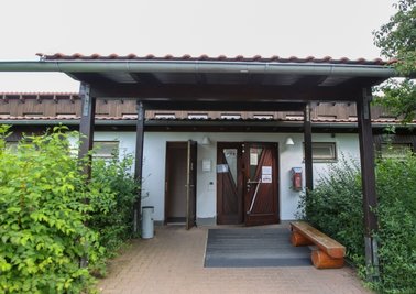 Von außen noch ganz ansehnlich, ist der älteste Sanitärtrakt des Campingplatzes Gunzenberg an der Talsperre Pöhl dennoch - vor allem im Inneren - in die Jahre gekommen. 