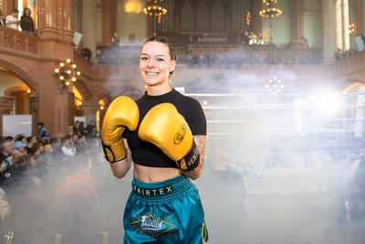Samira Arnold vom Verein Athletic Sonnenberg steht selbst im Ring und wirbt für Mut, Bewegung und neue Perspektiven für junge Menschen in Chemnitz.