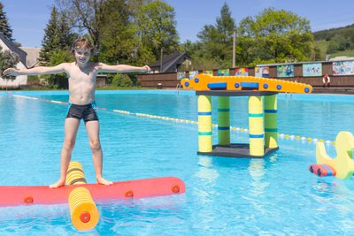Die Freibadsaison in Crottendorf ist eröffnet. Bruno (10) aus Crottendorf hat sichtlich Spaß mit den neuen Wasserspielzeugen.