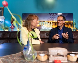 Petra Köpping (SPD, l), Sachsens Integrationsministerin, spricht mit Masoud Hashemi, Wirt des Restaurants "Safran", in seinem persischen Lokal. Im Oktober 2018 wurde Hashemi Opfer eines mutmaßlich rassistischen Überfalls in seinem Lokal.
