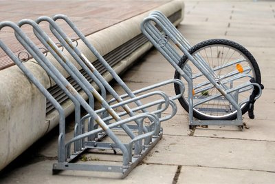 Fahrradständer mit Vorderrad: Viel bleibt nicht übrig, wenn Diebe zuschlagen und ein Rad klauen.
