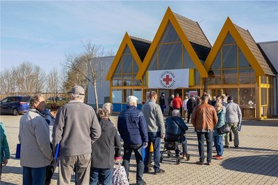 Engpass: Am wieder geöffneten Impfzentrum im Vogtland in Eich liegen Wartezeiten bei drei Stunden. Nicht alle Wartenden haben Erfolg. 