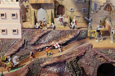 Diese Szene mit Ritterburg im Miniaturhausformat gehört zur Sammlung Naumann und ist ebenfalls in der Ausstellung zu sehen. 