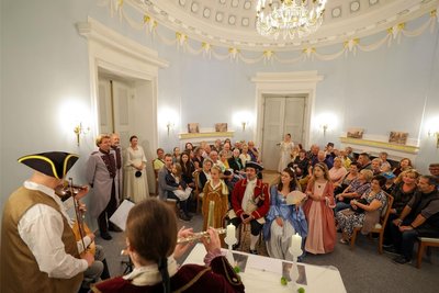 Im Badehaus endet die anderhalbstündige Führung mit Musik und Tanz. 15 Darsteller und fünf Helfer sind an der Aufführung beteiligt.