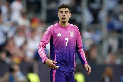 Kai Havertz: Rechtfertigte seine erneute Nominierung für die Startelf eindrucksvoll. Er hatte nach zehn Minuten das 1:0 auf dem Fuß, nach der Regenpause auf dem Kopf. Keeper Schmeichel parierte jeweils stark. Agil und torgefährlich. Sicher und präzise beim Strafstoß, beim Konter kurz darauf leider nicht. Note: 1,5.