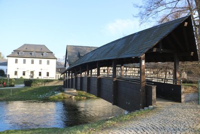 Die Fußgängerbrücke Am Alten Gut in Weischlitz wird aufgemöbelt.