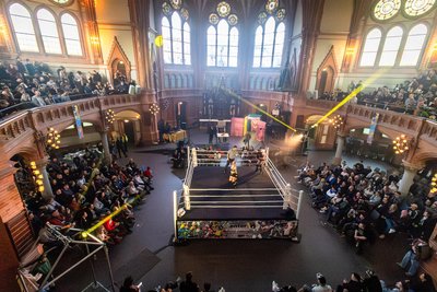 Blick von oben: Die St. Markuskirche ist bis auf den letzten Platz gefüllt, als Wrestling, Lichtshow und Publikum das Gotteshaus in eine Arena verwandeln.