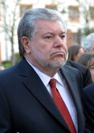 In seiner kurzen Zeit als SPD-Bundeschef wurde Kurt Beck von manchen als Provinzpolitiker verspottet. In der vermeintlichen Provinz Rheinland-Pfalz regiert der 62-Jährige mittlerweile seit mehr als 16 Jahren. Auch nach der Landtagswahl vom Sonntag wird der dienstälteste Regierungschef in Deutschland wohl weiter machen können - nach fast zehn Prozentpunkten Verlust für seine SPD aber nur mit Hilfe der Grünen.