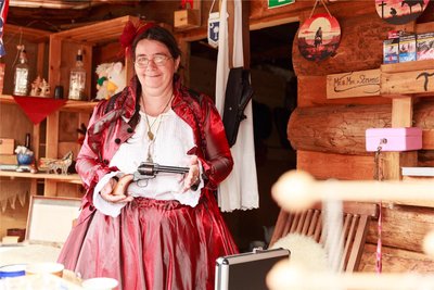 Carola Graf heißt in Old Miners Creek Caroline Elisabeth Amathy - und hat schon einige Ehemänner auf dem Gewissen.