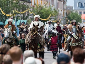 2018 zogen die Darsteller des Lebendigen Fürstenzuges zu Dresden durch die Stadt, 45 Personen als Reiter, 49 als Läufer. Tausende Zuschauer verfolgten rund um den Marktplatz den Trubel. Im Juni gibt es eine Neuauflage.