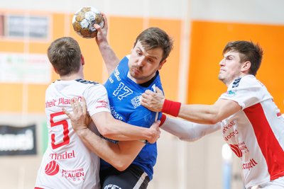 Der HC Glauchau/Meerane – hier mit Tobias Piller am Ball im Zweikampf mit Kevin Model (l.) und Petr Jahn – hatte am Samstag Probleme mit der kompakten Deckung der Plauener.