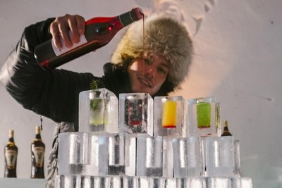 Die Drinks im Eishotel werden selbstverständlich serviert in Gläsern aus Eis.