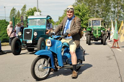 Peter Boehme aus Wiesenbad ist mit der Schwalbe seines Vaters zum Pöhlbergpreis gekommen.